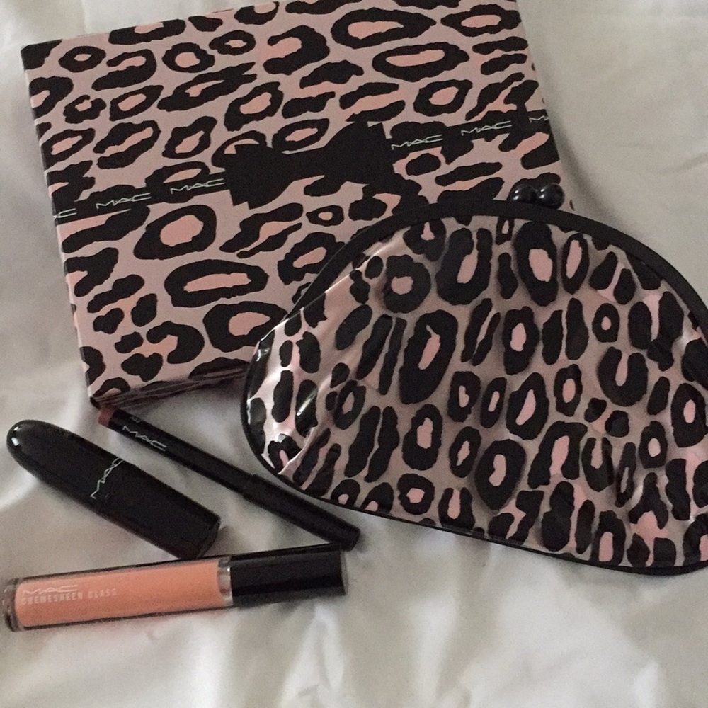 MAC Primped Out Lip Look Bag in Lavish Coral